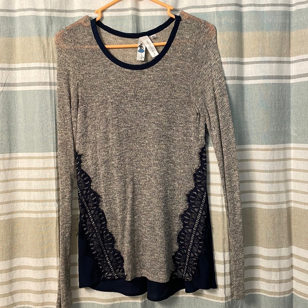 Size small, very pretty material, and comfy!